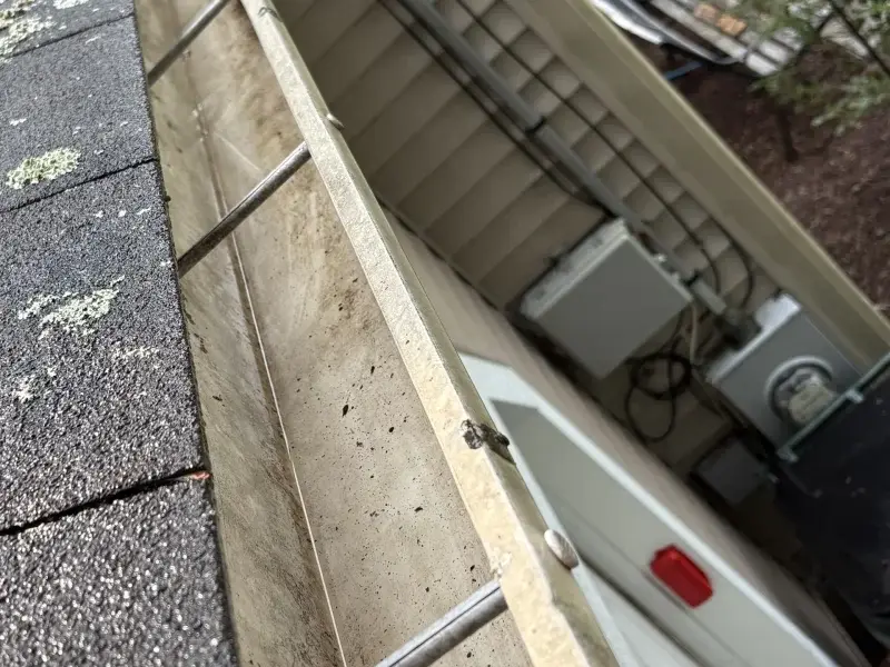 Gutters after cleaning - clear and functional